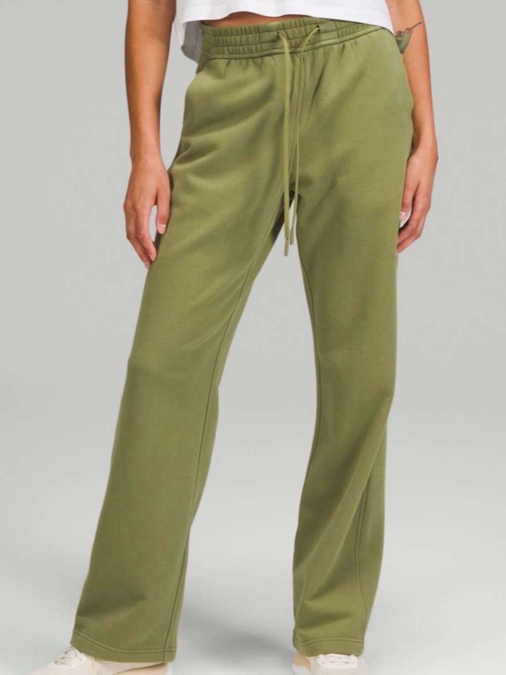 💚Lululemon Loungeful Straight Leg
Pant•Bronze Green $118 VVEUC
